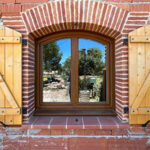 fenêtre vitrée en bois